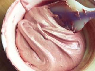 意式巧克力马卡龙,分三次加入意式蛋白霜拌至如飘带状滴落即可。