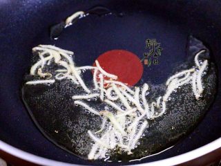 独家韭菜炒河虾,热锅热油，油要比平时炒菜的量略多一些。先下姜丝煸炒出香味。