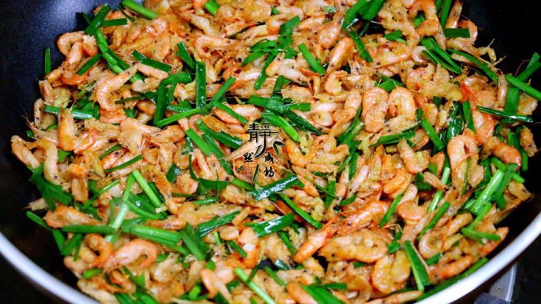 独家韭菜炒河虾,调入盐和韭菜段，继续翻炒七八秒钟关火。