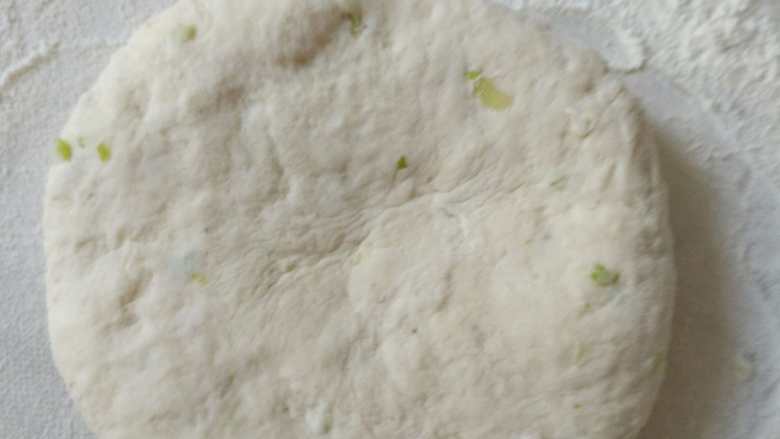 椒盐葱花盘丝饼,取出一个饼量的面团，揉光滑。