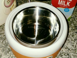自制酸奶：更美味、更健康！,将酸奶机的内胆用开水烫洗
