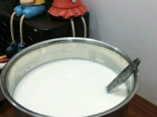 自制酸奶：更美味、更健康！,晾干后，将牛奶倒入，放入25g白砂糖（可根据个人口味进行调整）