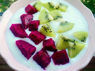 自制酸奶：更美味、更健康！,可在做好的酸奶上，放些蜂蜜、水果等，想放什么都可以！