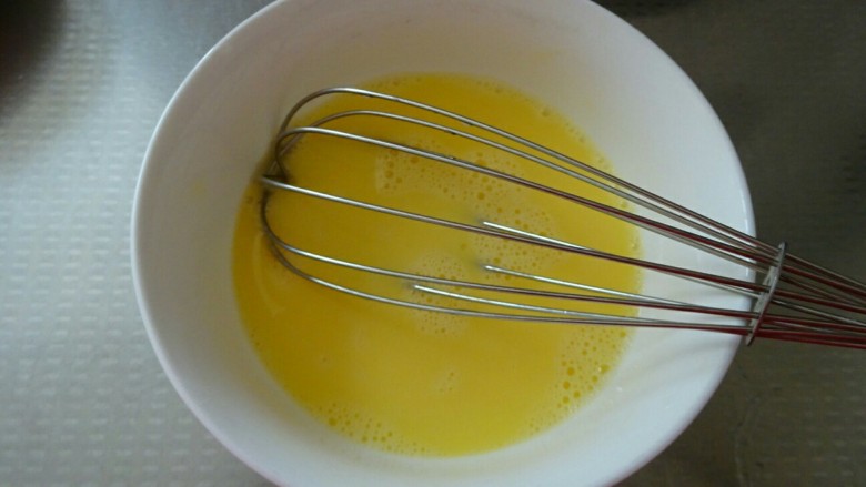 虾仁蒸蛋羹,用蛋抽彻底搅匀，用牙签扎破小气泡。