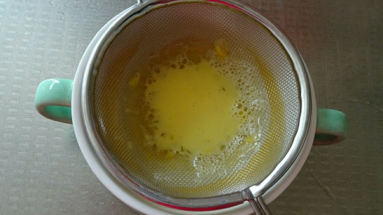 虾仁蒸蛋羹,用滤网过滤到蒸碗内。