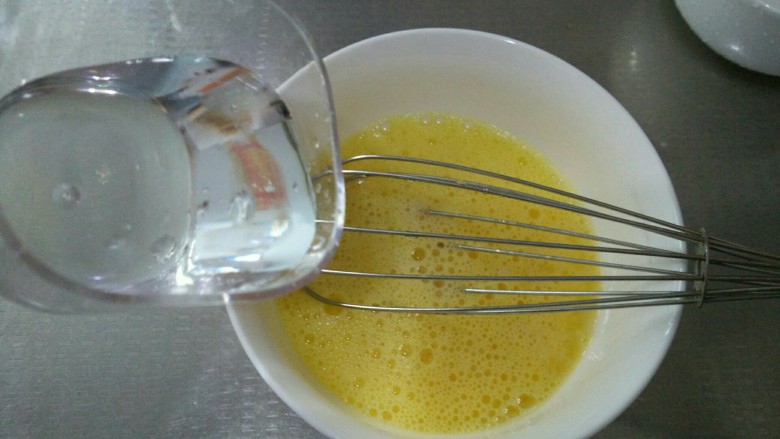 虾仁蒸蛋羹,蛋液用蛋抽搅打均匀，加入2倍的凉开水。一定要用凉开水或者温开水，不要用冷水哦！不然也容易有气孔。