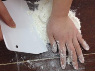专业版菊花酥,左手搓 右手拿刮板 搓猪油和面粉