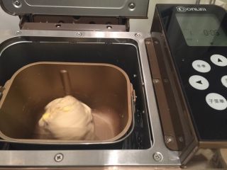 咖喱培根贝果,将贝果的所有材料（除黄油）放入面包机，启功一个和面程序15分钟。揉至8分钟后放入软化的黄油