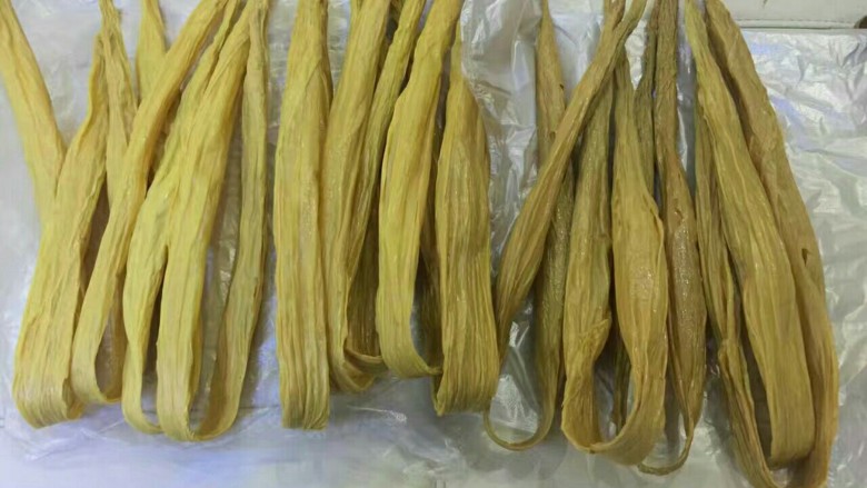 双椒炒腐竹,准备无添加腐竹，只是一斤的量，用了其中的4支。