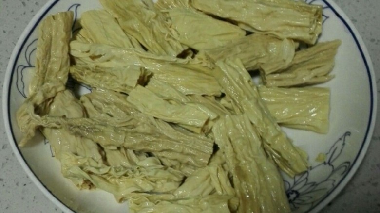 双椒炒腐竹,泡发好的支竹切3-5厘米的小段待用。