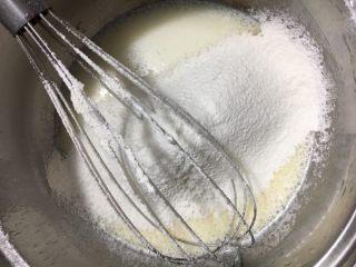 蒸蛋糕,过筛加入低筋面粉