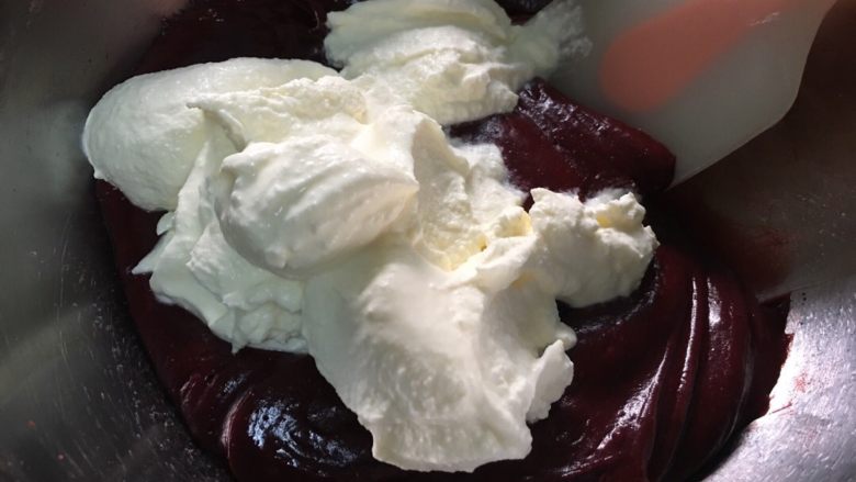红丝绒奶油蛋糕～红丝绒精华液➕酸奶油版本,加入酸奶油，轻轻搅匀