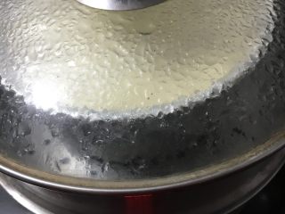 蒸蛋糕,水开后上锅蒸，转小火蒸45到50分钟左右