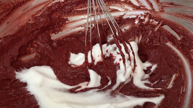 红丝绒奶油蛋糕～红丝绒精华液➕酸奶油版本,加四分之一蛋白到蛋黄红丝绒糊中，把红丝绒糊调稀一点