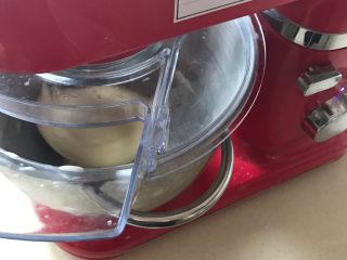 淡奶油吐司,除盐和黄油外，其他原料全部放入厨师机搅拌。