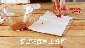 黯然销魂 | 小红锅烤蜜汁叉烧,取出腌好的肉放于长方形的烘焙纸上（烘焙纸尺寸为：20*30cm)，肉的两面都刷上蜂蜜。