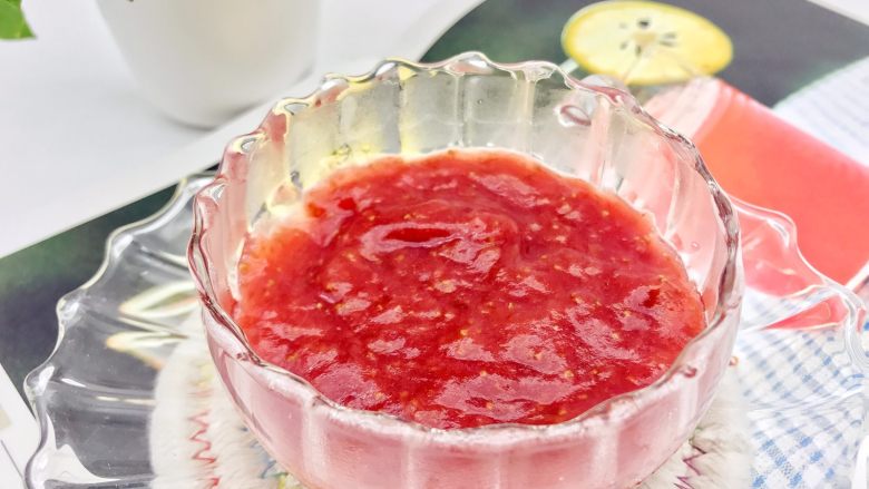 宝宝辅食：草莓酱-12M ,酸酸甜甜的草莓酱就熬好啦，取出冷却哈。