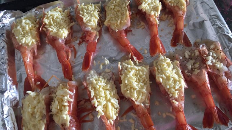 小当家蒜蓉开背虾,均匀撒上马苏里奶酪碎。