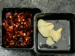 蒜苔肉丝#春意绿#,姜切片，干辣椒切小段。
