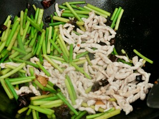 蒜苔肉丝#春意绿#,最后放入肉丝一起炒，加盐和蚝油调味即可。