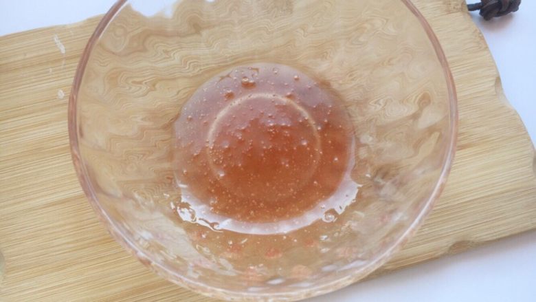 法式酒渍草莓开心果脆塔,镜面果胶是刷在表面装饰的草莓片上的