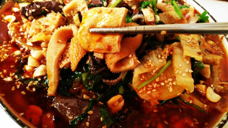 家常毛血旺,冻豆腐吸了牛肉汤的味道加上麻辣味，超级好吃。