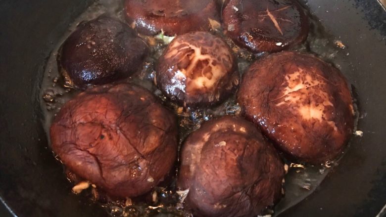 香菇酿肉,平底锅内放油烧热（尽量多放），将填满肉馅的香菇放入煎制，先煎有肉馅的那一面。