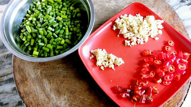 蒜苔炒螺丝肉（香辣版）,把切好的蒜苔和配料装盘备用，方便炒制菜肴时使用。