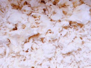 麻薯欧包,将高筋面粉、全麦粉、白糖、牛奶、鸡蛋、酵母用筷子搅成絮状！面粉不要一次全加完，留几十克，根据自己面粉的吸水性慢慢加，防止面团过稀或者过厚！