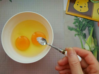 鸡仔包,下面就要准备炒鸡蛋了
将两颗鸡蛋加上少许的盐搅拌均匀，备用
（注意盐一定要少，因为我们只是给鸡蛋上一个底味，后面还要再次调味的）