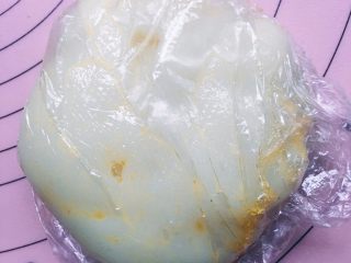 麻薯欧包,揉入黄油，此处黄油可以融化了再揉进去，揉均匀后，用保鲜膜包起来放温暖处。