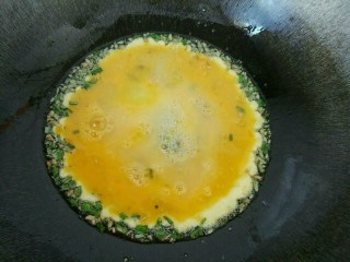 鸡仔包,锅里加入少量的花生油，把葱姜末爆香，然后倒入打好的蛋液，蛋液入锅之后先不要搅动，待底部的蛋液基本定型之后，再一点一点的搅动
（用筷子炒鸡蛋能把鸡蛋炒的更碎哦，记得要用中小火，这样鸡蛋才能更嫩）