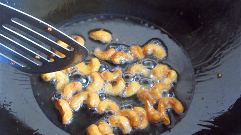 腰果炒虾仁,热锅温油，放入腰果慢火炸至金黄色捞出；