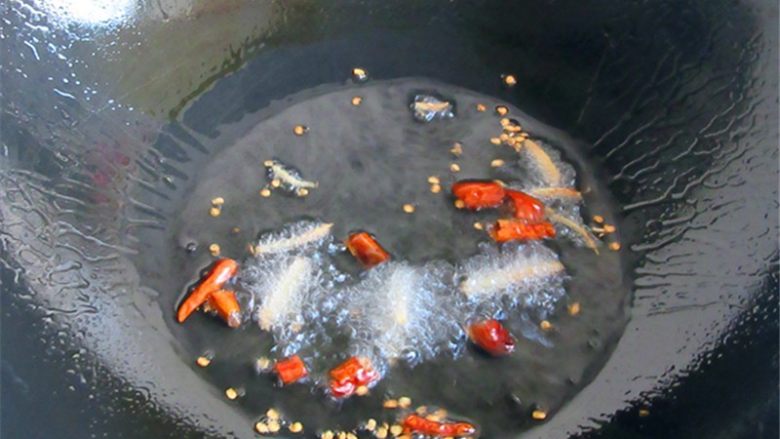 腰果炒虾仁,另起锅烧热，放入温油后再放入红干椒和姜丝炸出香味捞出；