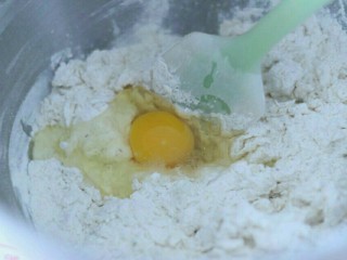 香草杏仁面包,牛奶，黄油，香草夹煮开，放到微温备用。面粉，盐，糖，酵母混合后加入鸡蛋和牛奶混合物拌匀。