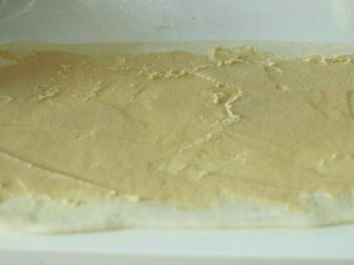香草杏仁面包,将面团擀成36乘46的面片，抹上杏仁馅，两边留空。