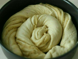 香草杏仁面包,盘在10寸的蛋糕模具内，可以底部放油纸，四圈模黄油，好脱模。