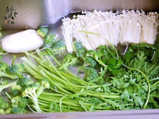 麻辣香锅,把蔬菜浸泡在淡盐水里十几分钟后洗净。