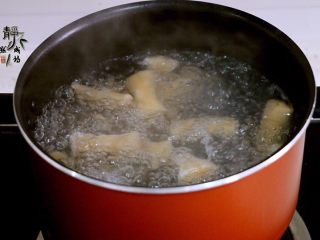 麻辣香锅,坐锅烧开水，先放鱼皮脆煮熟后捞出。