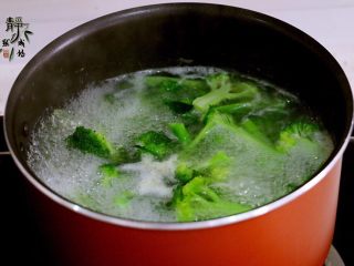 麻辣香锅,然后水中滴几滴食用油，撒少许盐，再分别把各种蔬菜焯烫至八分熟，捞出。
