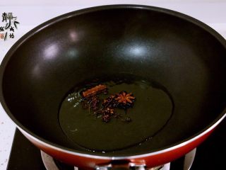 麻辣香锅,准备炒制：热锅凉油，先放八角、花椒、桂皮和香叶，小火炒香后捞出不要，我们只用油。