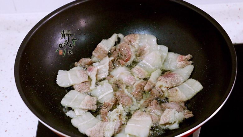 麻辣香锅,接着放入五花肉片，继续小火煸炒，至五花肉吐油，边缘微微卷起。