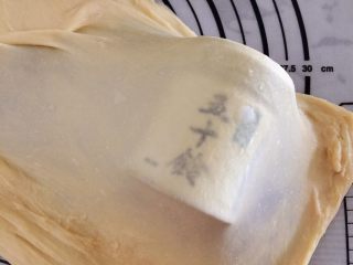 麦穗椰蓉面包,和面10分钟后放入黄油，程序结束后检查面团，能拉出不易破而薄的手套膜