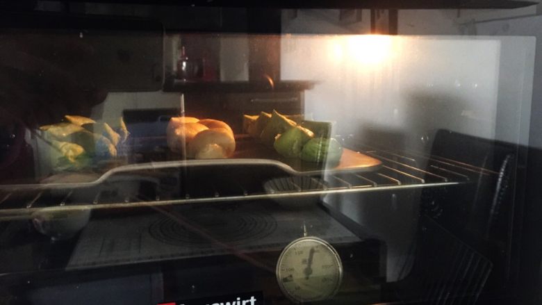 麦穗椰蓉面包,烤箱预热180度上下火20分钟左右（上色记得盖上锡纸哦）