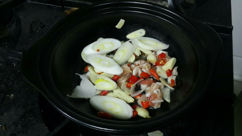 砂锅红薯粉,如图用砂锅一小勺猪油炒料