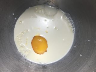 小巨蛋中种面包,中种材料里先放淡奶油牛奶蛋黄类的液体