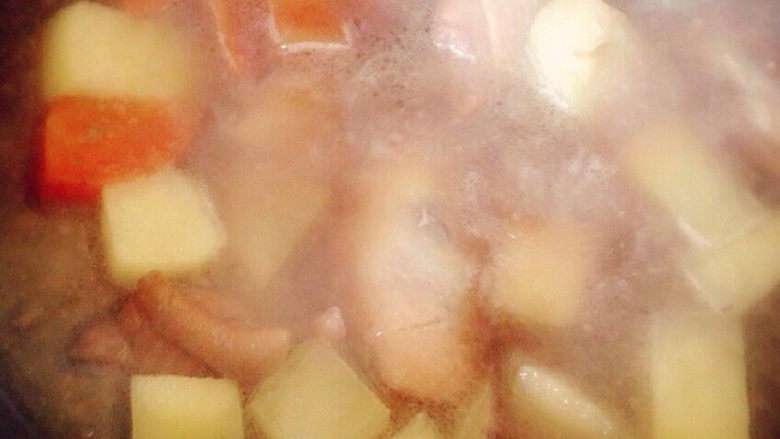 鸡翅炖土豆,一起下锅，把剩余的酱汁都倒进去，加半碗水继续烧，直到汤汁浓稠，土豆软了，鸡翅肉用筷子一插就进去的程度，基本上就可以出锅了