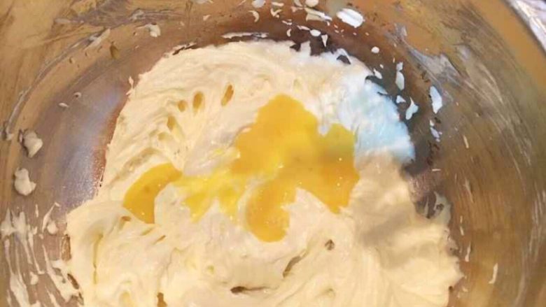 蔓越莓磅蛋糕,全蛋液打散后分次加入打匀。
