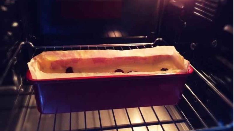蔓越莓磅蛋糕,拌好的面糊倒入模具中抹平表面，放入预热烤箱180度烘烤45分钟。