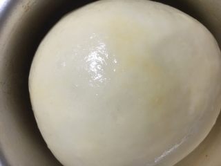 小巨蛋中种面包,刷上全蛋液